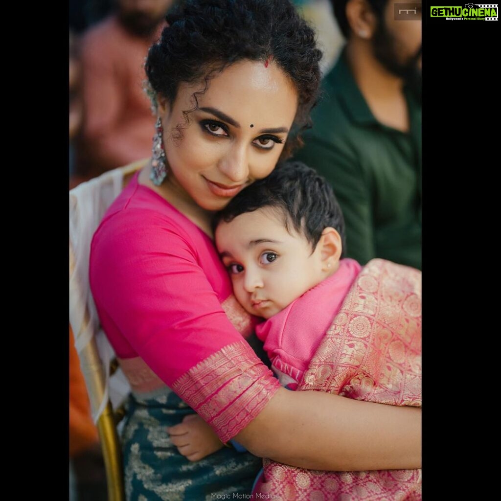 Pearle Maaney Instagram - We are watching you and we love to cuddle 😉🤓❤️ @nila.pearlish