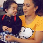 Pearle Maaney Instagram – ME: Nila what are you eating ? 
Nila : Open your mouth. 
Me : okay! 
Nila : it’s Tissue paper 🤭😂
Swipe right to see my reaction 😐🥴