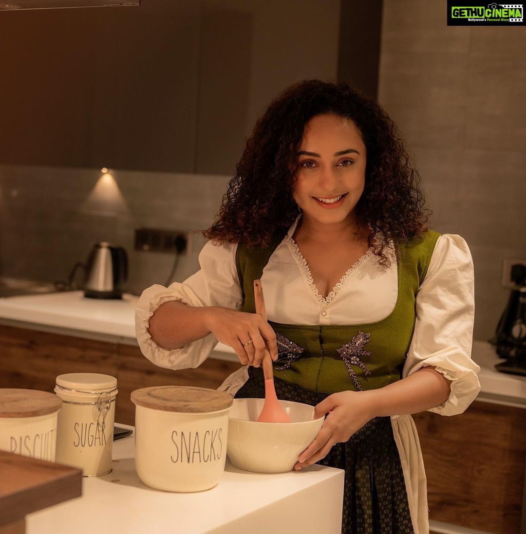 Pearle Maaney Instagram - Let’s bake some cake shall we? 🤤🥰 which is your favourite? Chocolate Cake , Plum Cake or Ghee Cake? Comment your favourite below… ❤️