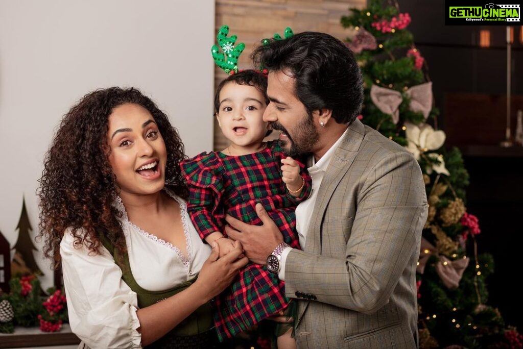 Pearle Maaney Instagram - It’s Christmas time! ❤️ Vlog Out Now 🥰 . Click @plan.b.actions @jibinartist Styling @ashna_aash_ Wearing @men_in_q_wedding @flanour_ Decor @_whitewindow__