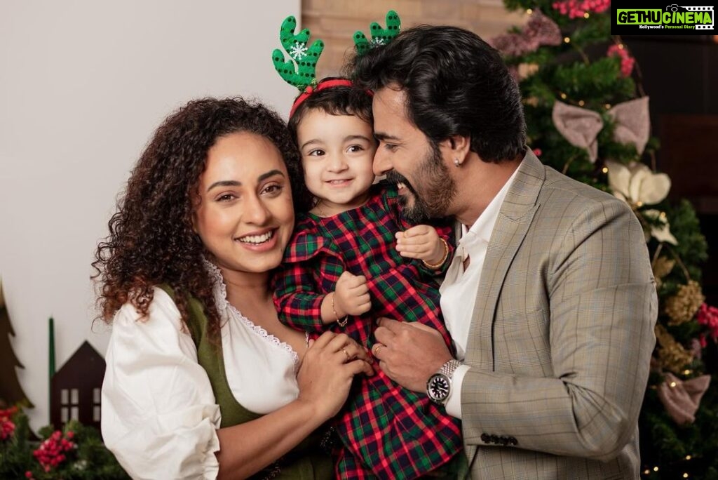 Pearle Maaney Instagram - It’s Christmas time! ❤️ Vlog Out Now 🥰 . Click @plan.b.actions @jibinartist Styling @ashna_aash_ Wearing @men_in_q_wedding @flanour_ Decor @_whitewindow__
