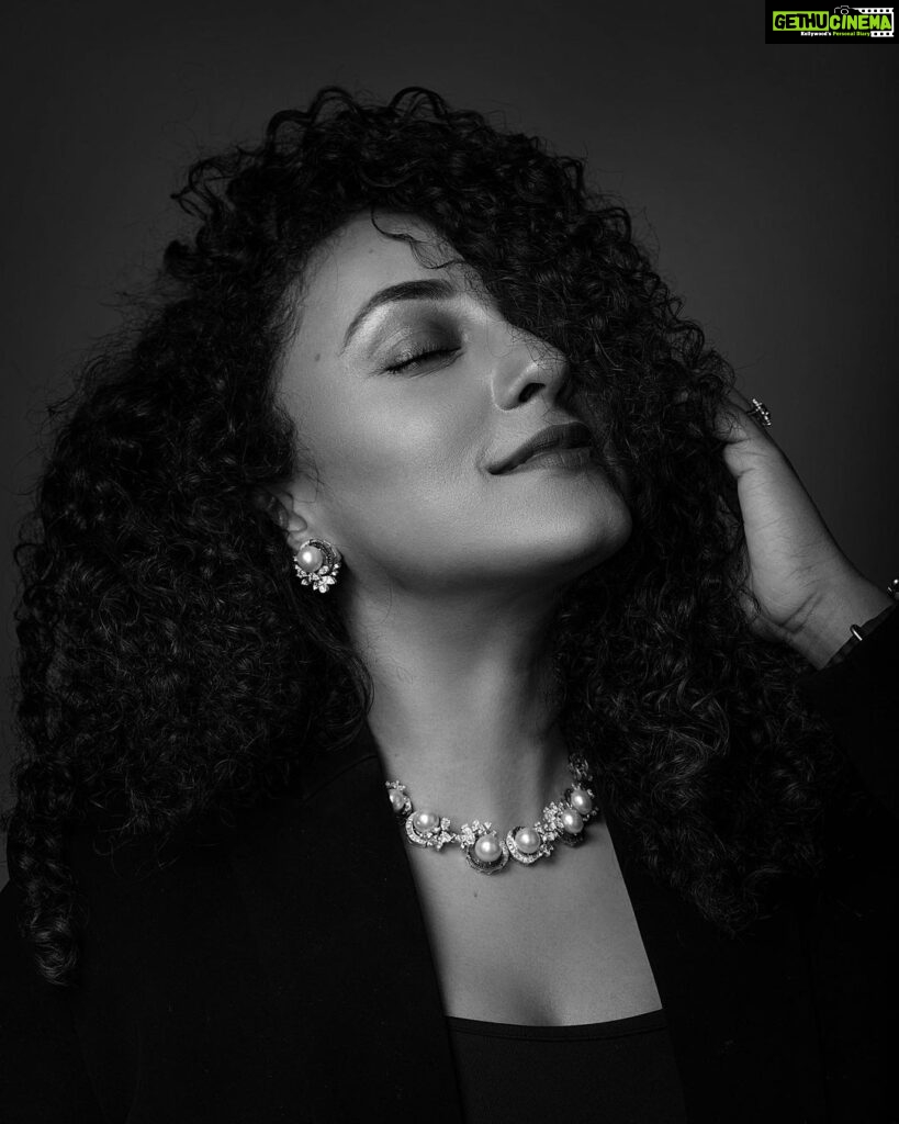 Pearle Maaney Instagram - Smile On…. As Life Goes On… . Click @plan.b.actions @jibinartist @maxxocreative Outfit @men_in_q_wedding Styling @ashna_aash_ MUA : Myself 🤓 Jewelry @srinish_aravind ‘s gift 🥰
