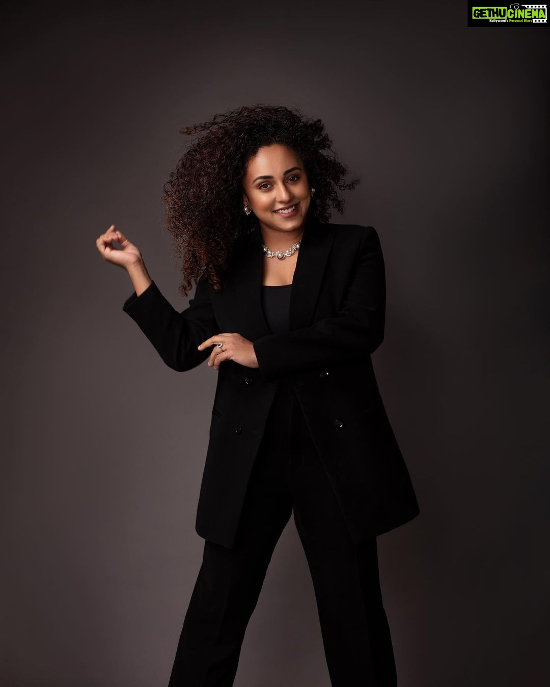 Pearle Maaney Instagram - For me … true freedom began when I started letting my hair open and was beginning to feel proud of it. My college days to be precise 😋 . Look for a @fairfuture_overseaseducation event. . Click @plan.b.actions @jibinartist @maxxocreative Outfit @men_in_q_wedding Styling @ashna_aash_ MUA : Myself 🤓 Necklace Hubby’s Gift 🥰