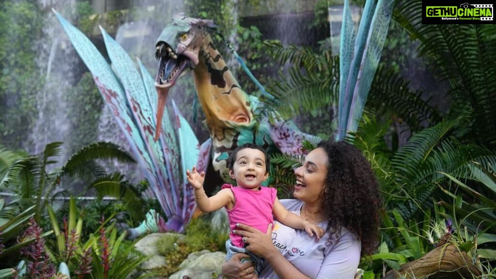 Pearle Maaney Instagram - Nila’s Avatar Moment 😋 She met the ‘Ikran Dragon’ from the Movie Avatar 😜 Singapore Vlog Day 2 Out On Youtube. Do watch and Comment 🦖🦕 . Travel Partner @fortunetours