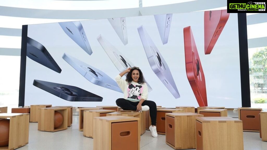 Pearle Maaney Instagram - Visited worlds First Floating Apple Store in Singapore and the video is Out Now on YouTube. Do ‘watch’ to find out what I got for myself. Clue already in the previous line 🤪