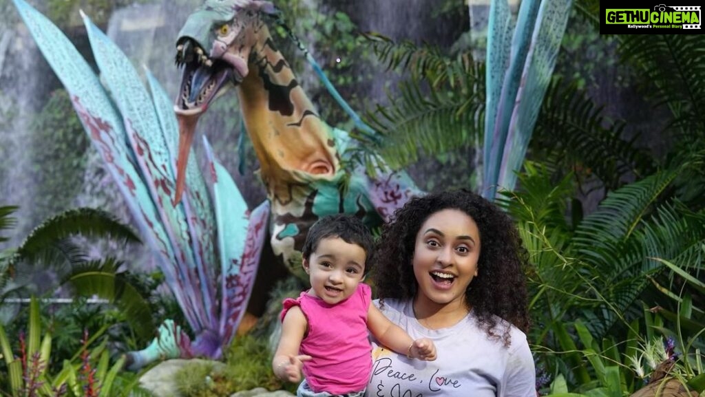 Pearle Maaney Instagram - Nila’s Avatar Moment 😋 She met the ‘Ikran Dragon’ from the Movie Avatar 😜 Singapore Vlog Day 2 Out On Youtube. Do watch and Comment 🦖🦕 . Travel Partner @fortunetours