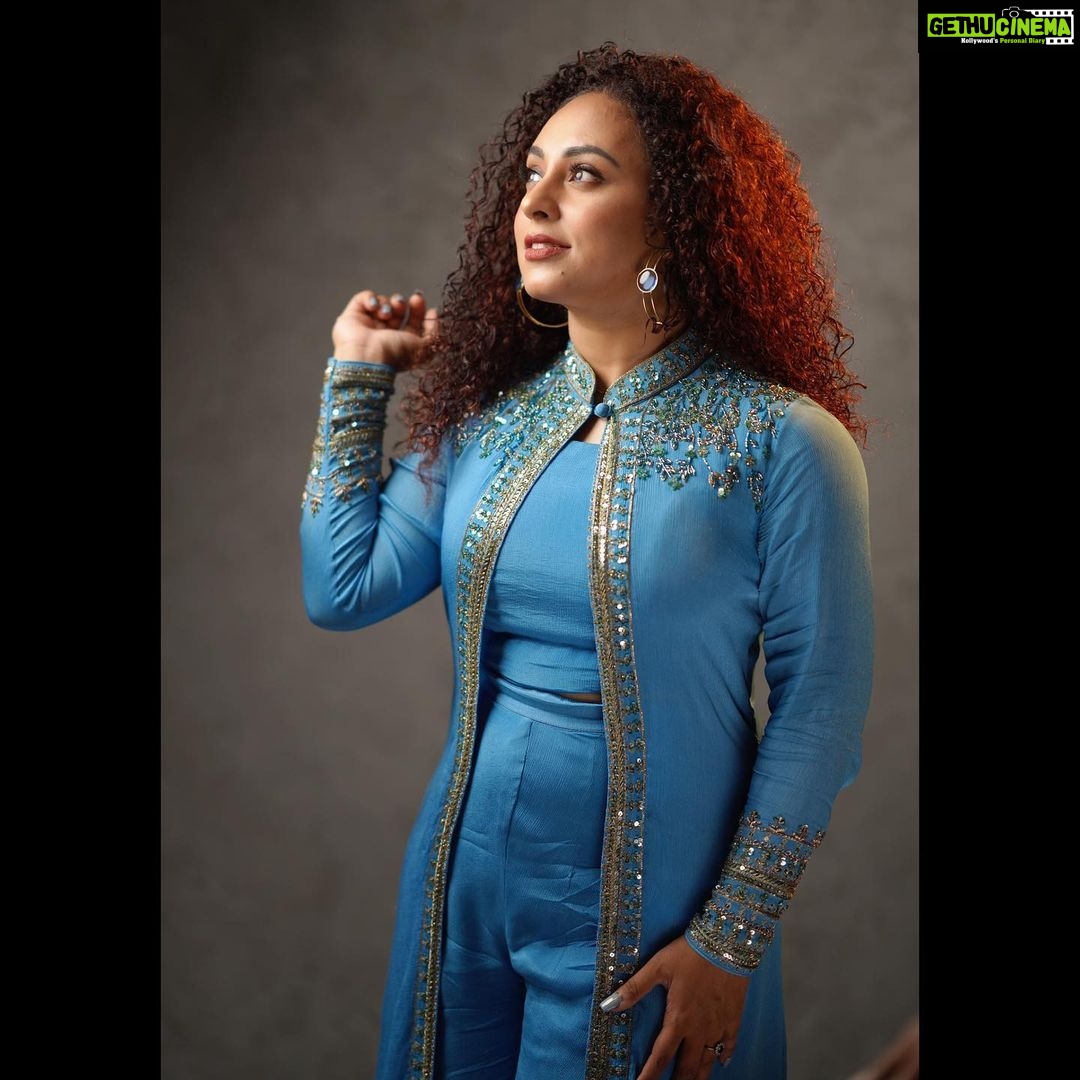 Pearle Maaney Instagram - And Iām feeling Blue šš . Click @lightsoncreations @jiksonphotography Styled @ashna_aash_ Outfit @ladies_planet_ MUA @touchbysire . #pearlemaaneyshow #pearleproductions