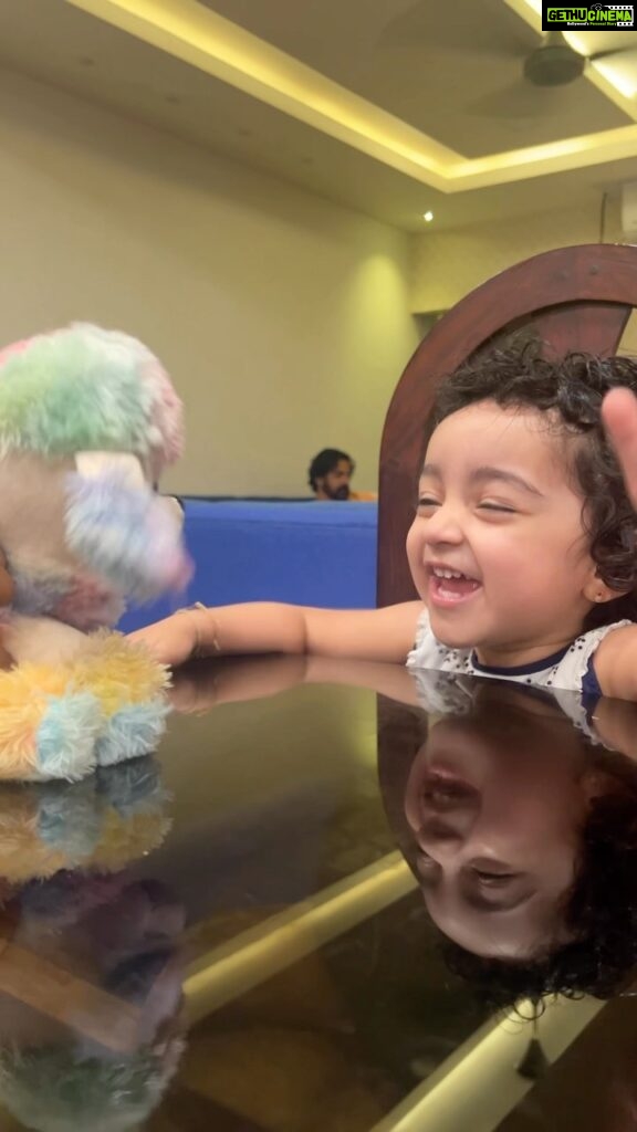 Pearle Maaney Instagram - Babies just need little things to get them all excited… one such thing is a talking toy 😋 Nila’s playtime 🎶 with @shradha_davis