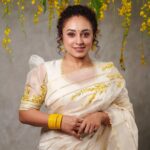 Pearle Maaney Instagram - May this day bring prosperity, happiness and joy to you and your family.💕💕🌼❤️ #happyvishu . Click @jibinartist @plan.b.actions Styled by @ashna_aash_ Saree @milandesignkochi Makeup @rizwan_themakeupboy Decor @thegreindale Kochi, India