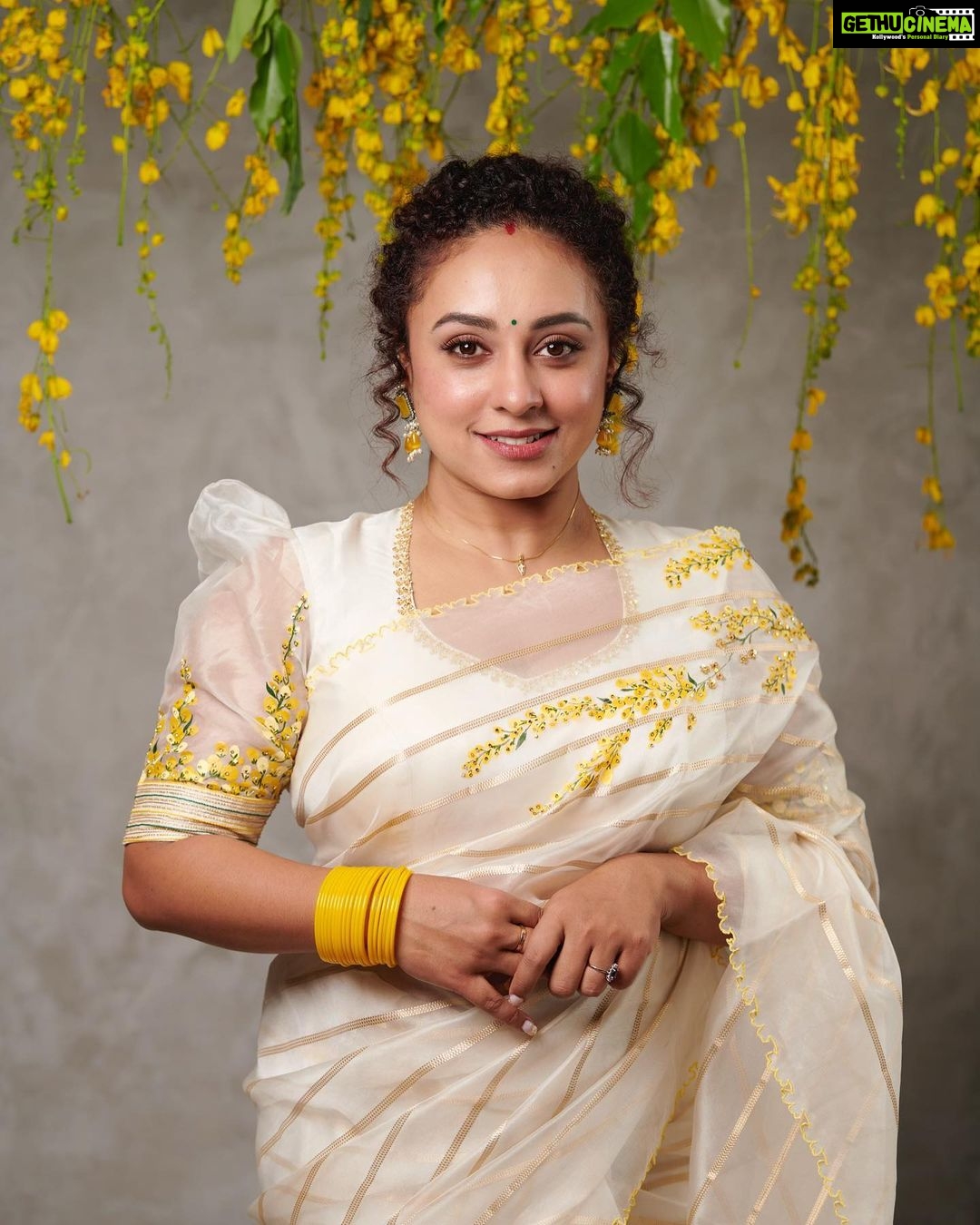 Pearle Maaney Instagram - May this day bring prosperity, happiness and joy to you and your family.πππΌβ€οΈ #happyvishu . Click @jibinartist @plan.b.actions Styled by @ashna_aash_ Saree @milandesignkochi Makeup @rizwan_themakeupboy Decor @thegreindale Kochi, India