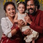 Pearle Maaney Instagram - Happy Vishu 🥰 🌼 . Click @jibinartist @plan.b.actions Styled by @ashna_aash_ Saree @milandesignkochi Makeup @rizwan_themakeupboy Jewellery @kallarackalladiescollection Srini wearing @men_in_q_wedding Decor @thegreindale
