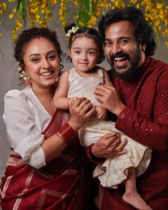Pearle Maaney Instagram - Happy Vishu 🥰 🌼 . Click @jibinartist @plan.b.actions Styled by @ashna_aash_ Saree @milandesignkochi Makeup @rizwan_themakeupboy Jewellery @kallarackalladiescollection Srini wearing @men_in_q_wedding Decor @thegreindale