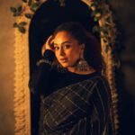 Pearle Maaney Instagram – It’s okay to slow down…it’s okay to rest and just be living at your own pace… since it’s not a race. so take it at your own pace… let it show on ur face 🥰❤️
.
Camera 📸 @fah__me @pearle_productions 
Styling and Make Up @ashna_aash_ 
Mirror @famella_knots
Saree @fatiz_official