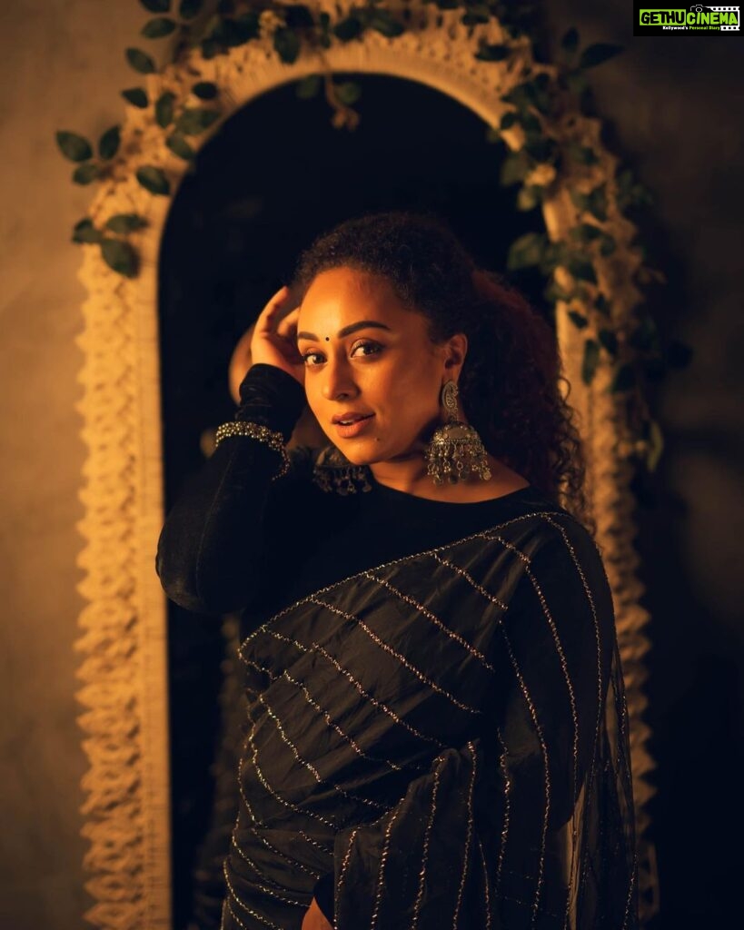 Pearle Maaney Instagram - It’s okay to slow down…it’s okay to rest and just be living at your own pace… since it’s not a race. so take it at your own pace… let it show on ur face 🥰❤️ . Camera 📸 @fah__me @pearle_productions Styling and Make Up @ashna_aash_ Mirror @famella_knots Saree @fatiz_official