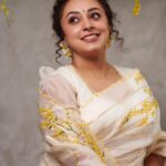 Pearle Maaney Instagram - May this day bring prosperity, happiness and joy to you and your family.💕💕🌼❤️ #happyvishu . Click @jibinartist @plan.b.actions Styled by @ashna_aash_ Saree @milandesignkochi Makeup @rizwan_themakeupboy Decor @thegreindale Kochi, India