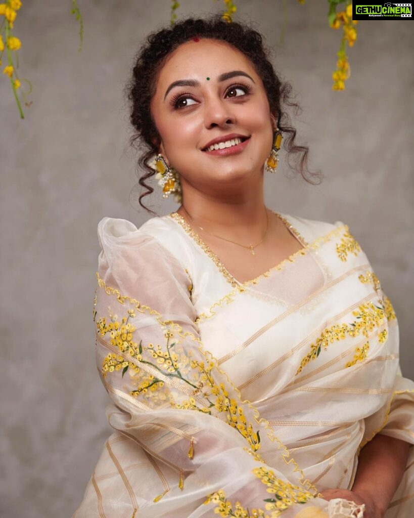 Pearle Maaney Instagram - May this day bring prosperity, happiness and joy to you and your family.💕💕🌼❤️ #happyvishu . Click @jibinartist @plan.b.actions Styled by @ashna_aash_ Saree @milandesignkochi Makeup @rizwan_themakeupboy Decor @thegreindale Kochi, India