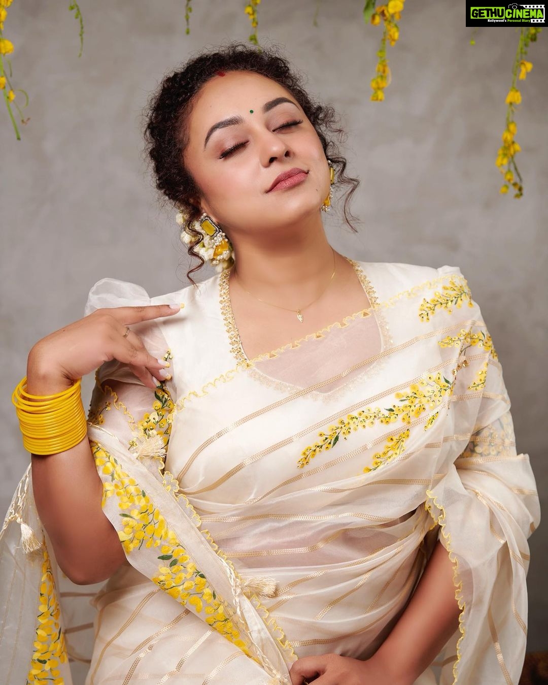 Pearle Maaney Instagram - May this day bring prosperity, happiness and joy to you and your family.πππΌβ€οΈ #happyvishu . Click @jibinartist @plan.b.actions Styled by @ashna_aash_ Saree @milandesignkochi Makeup @rizwan_themakeupboy Decor @thegreindale Kochi, India