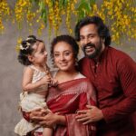 Pearle Maaney Instagram - Vishu Umma 🌼😘 Swipe Right to see Nila Admiring her handsome Dada. 😀 . Click @jibinartist @plan.b.actions Styled by @ashna_aash_ Makeup @rizwan_themakeupboy Jewellery @kallarackalladiescollection Srini wearing @men_in_q_wedding Decor @thegreindale Nails by @nails_by_rakhi