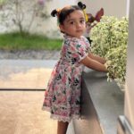 Pearle Maaney Instagram – Amma: Kallu parukki kalikkalle Nilu.
Nila : Amma Adi Kittum 😏
Amma : 😳😐🫠

Our Kutty Easter Egg 🐣 ❤️ @nila.pearlish 
Outfit 👗 : @brigette.george