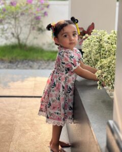 Pearle Maaney Instagram - Amma: Kallu parukki kalikkalle Nilu.
Nila : Amma Adi Kittum 😏
Amma : 😳😐🫠

Our Kutty Easter Egg 🐣 ❤️ @nila.pearlish 
Outfit 👗 : @brigette.george