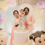 Pearle Maaney Instagram – Nila loves Cocomelon so we went for this theme 🥰
.
.

Decor @thegreindale 
Outfits styled by @ashna_aash_ 
Cake @whisk_n_frost 
Make up @nizanmakeovers
Face paint art @thannahs_art