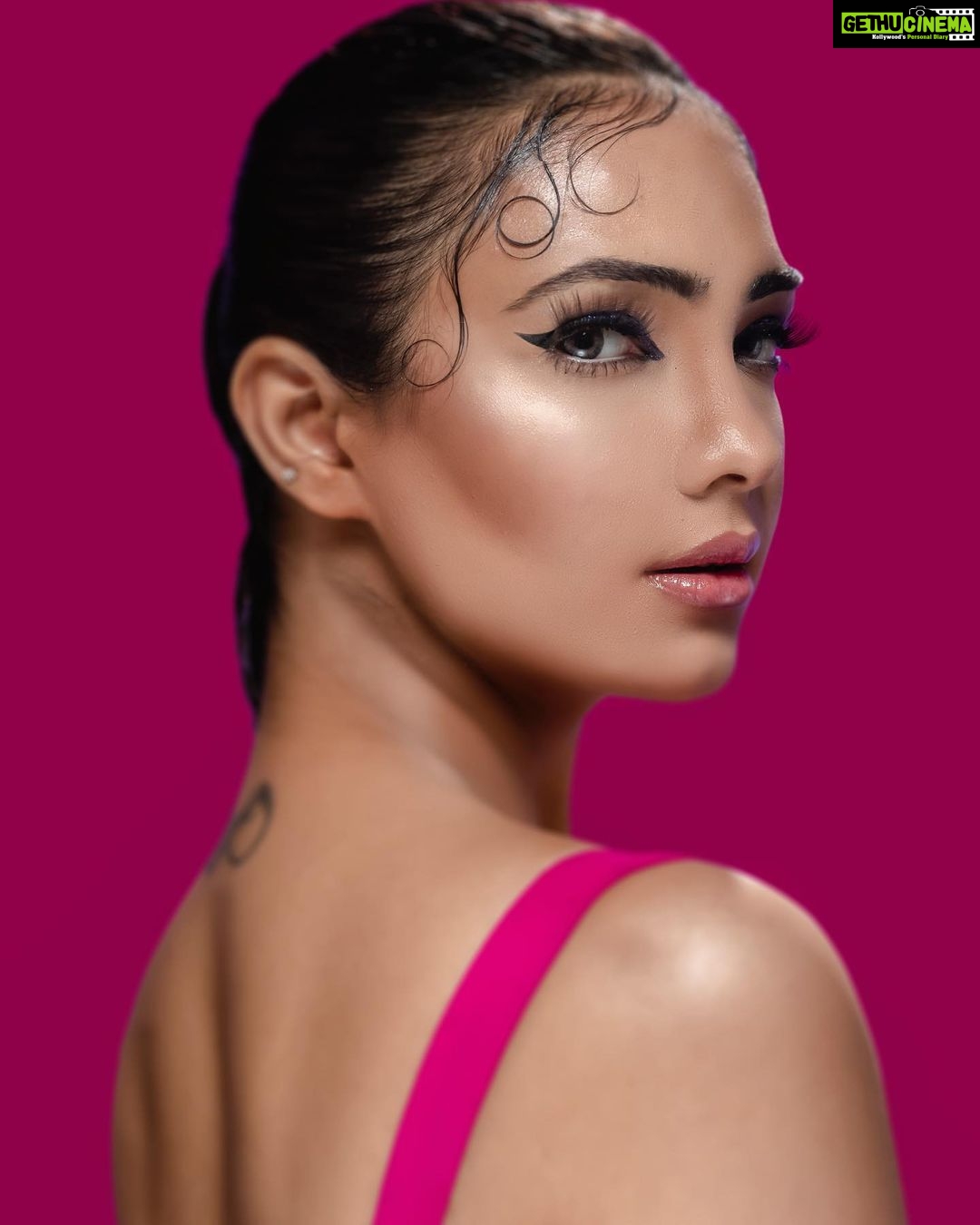 Pooja Banerjee Instagram - Continuing the 🐟🐟🐟🐟🐟 saga…. sans the 🐟🐟🐟🐟🐟. 🐟 hair styling by the stunning & beautiful @hairbydrishya 🐟 Make-Up by my favourite @sachinmakeupartist1 🐟 crazy styling by @rezachirag 🐟 and eye for an ‘ I ‘by @subisamuel #PoojaBanerjii #CatchFishNotFeelings #Fashion #photography #photoshoot #fashionphotography #NewMomma #MammaofSana #potd