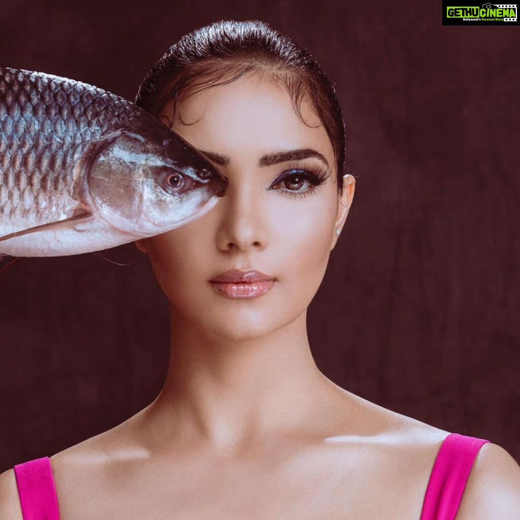 Pooja Banerjee Instagram - Catch of the day….. 🐟 hair styling by the stunning & beautiful @hairbydrishya 🐟 Make-Up by my favourite @sachinmakeupartist1 🐟 crazy styling by @rezachirag 🐟 captured the catch of the day on camera by the one & only @subisamuel #PoojaBanerjii #CatchFishNotFeelings #Fashion #photography #photoshoot #fashionphotography #NewMomma #MammaofSana #potd