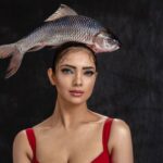 Pooja Banerjee Instagram - Being the chic & SoFishticated Woman… 🐟 hair styling by the stunning & beautiful @hairbydrishya 🐟 Make-Up by my favourite @sachinmakeupartist1 🐟 crazy styling by @rezachirag 🐟 captured the catch of the day on camera by the one & only @subisamuel #PoojaBanerjii #CatchFishNotFeelings #Fashion #photography #photoshoot #fashionphotography #NewMomma #MammaofSana #potd