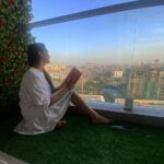 Pooja Banerjee Instagram – Above & Beyond … simple and humble weekend at my new house :) swipe till the end to have a look at my meal 😎 #simpleweekend #Sunsets #allshadesofombre&blues  #NewHouse #keepingitreal #PoojaBanerjii #MammaofSana #NewMom  #SanakaNayaGhar Mumbai, Maharashtra