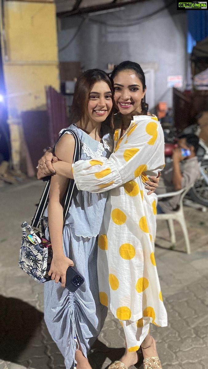 Pooja Banerjee Instagram - The Kapoor Sisters! 👭 Like Prachi always says- sisters before misters🙅🏻‍♀️ #trendingreel #reelitfeelit #instagramreels #reelsvideo #pihukapoor#prachikapoor #balh2