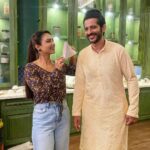 Pooja Banerjee Instagram – Is it a truce between #Pihu and #LK? #Bts #badeacchelagtehain2 #hitentejwani #PoojaBanerjii #LK #Pihu ##PihuKapoor #PihuSavageKapoor @muktadhond @shreya_nehal @sonytvofficial