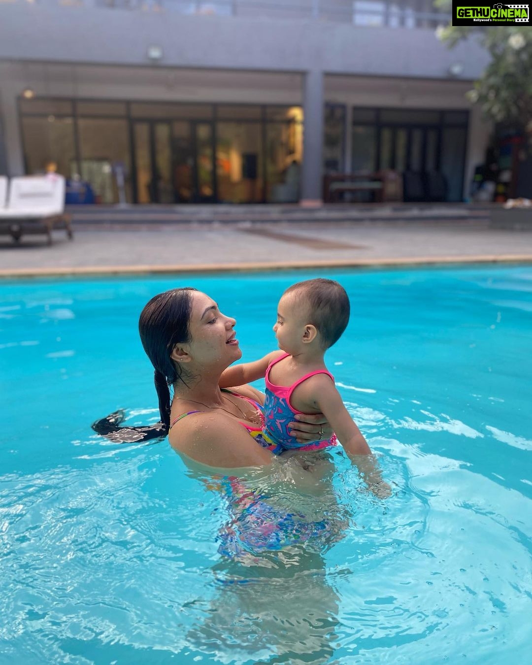 Pooja Banerjee Instagram - Highlight of the weekend from @el_parque_alibagh Thank you @dipikablacklist for everything muuahhhhhh @sanassejwaal enjoyed the most in the pool and having mangoes ❤️