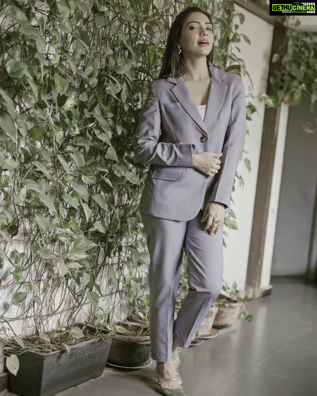 Pooja Banerjee Instagram - Suited up in @shop.dlanxa styled by @styling.your.soul HMU BY @jhanvimehta_mua_ #PoojaBanerjii #SuitedUp #OfficeWear