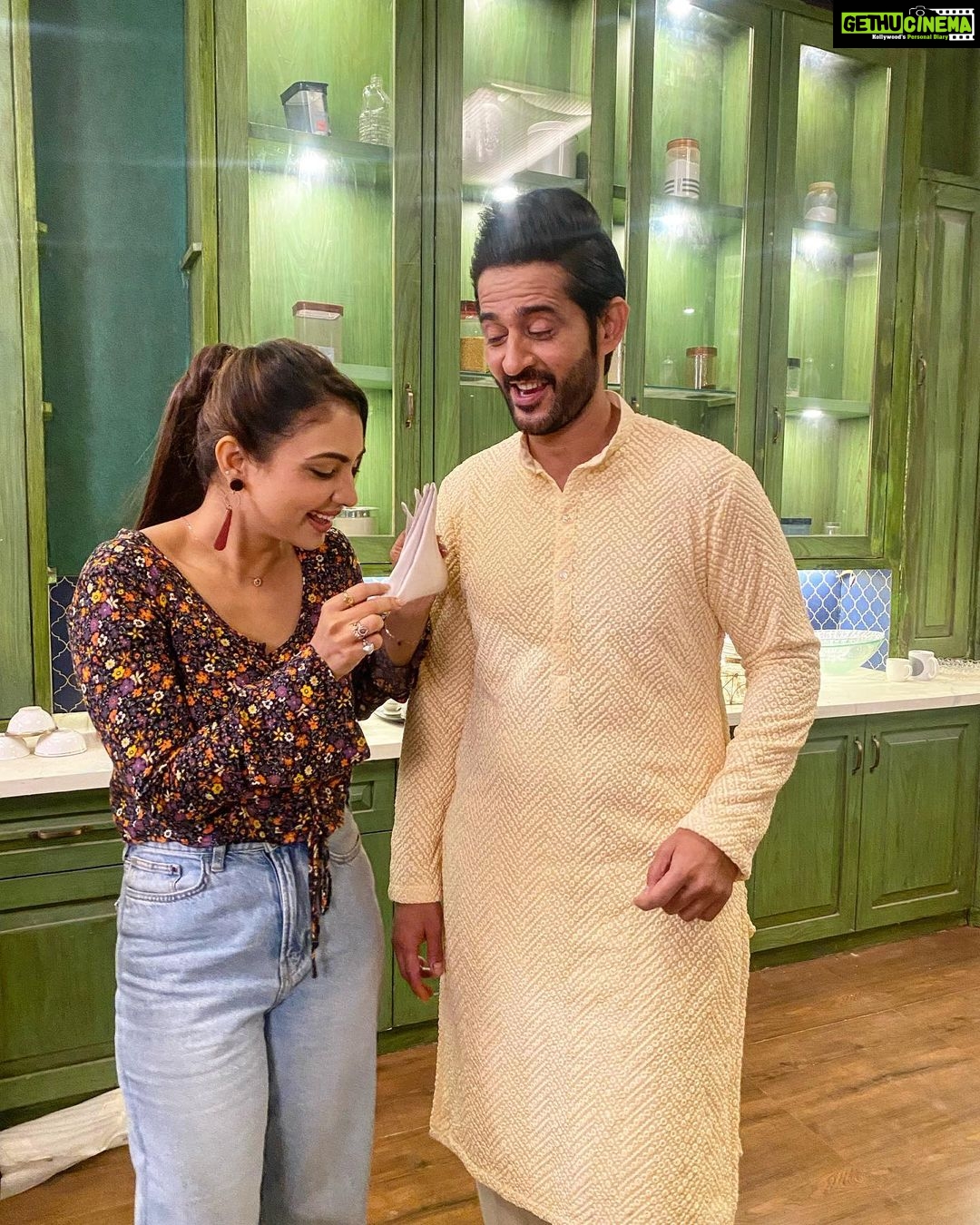 Pooja Banerjee Instagram - Is it a truce between #Pihu and #LK? #Bts #badeacchelagtehain2 #hitentejwani #PoojaBanerjii #LK #Pihu ##PihuKapoor #PihuSavageKapoor @muktadhond @shreya_nehal @sonytvofficial