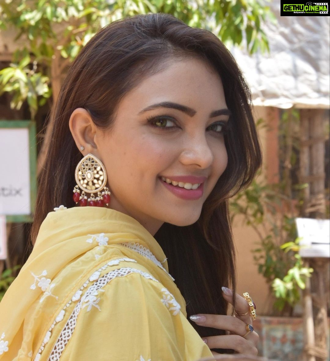 Pooja Banerjee Instagram - Eid Mubarak… outfit by @shopmulmul #PoojaBanerjii #badeacchelagtehain2 #PihuKapoor #PihuSavageKapoor #Eid #Eid2023 swipe till the end to have a look at my pretty outfit ❤️