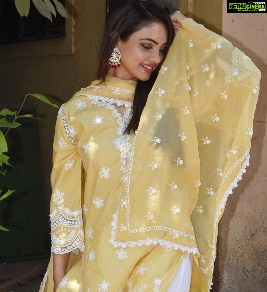 Pooja Banerjee Instagram - Eid Mubarak… outfit by @shopmulmul #PoojaBanerjii #badeacchelagtehain2 #PihuKapoor #PihuSavageKapoor #Eid #Eid2023 swipe till the end to have a look at my pretty outfit ❤️