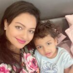 Pooja Kumar Instagram - #tbt I wish I could freeze this moment as I know my little lady is growing so fast! My life #daughters #family #india #america #tamil #telugu #hindi