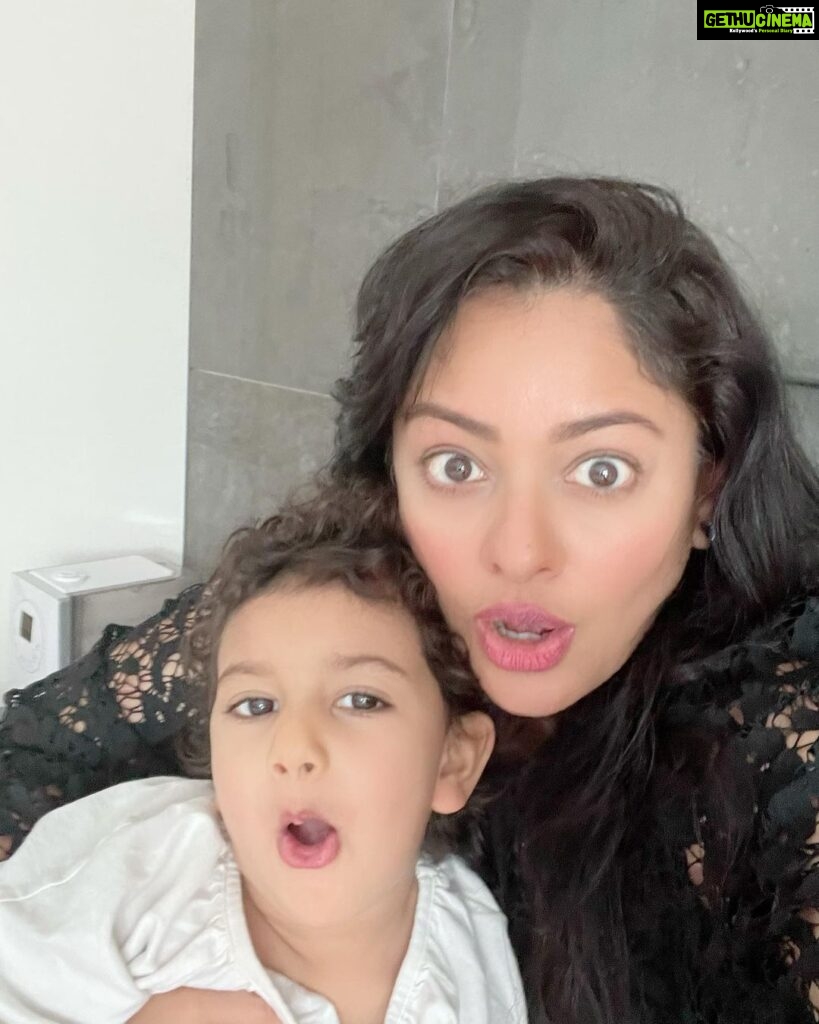 Pooja Kumar Instagram - Mommy and little lady trying to do the same expression. Hers is much better. #daughter #mom #loving #america #india #tamil #telugu #hindi #cinematography #photography