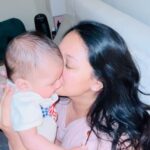 Pooja Kumar Instagram – #fbf trying to give a 100 kisses to my baby as I’m not sure when she will allow me to ever do that again. #motherhood #mom #daughters #family #america #india #hindi