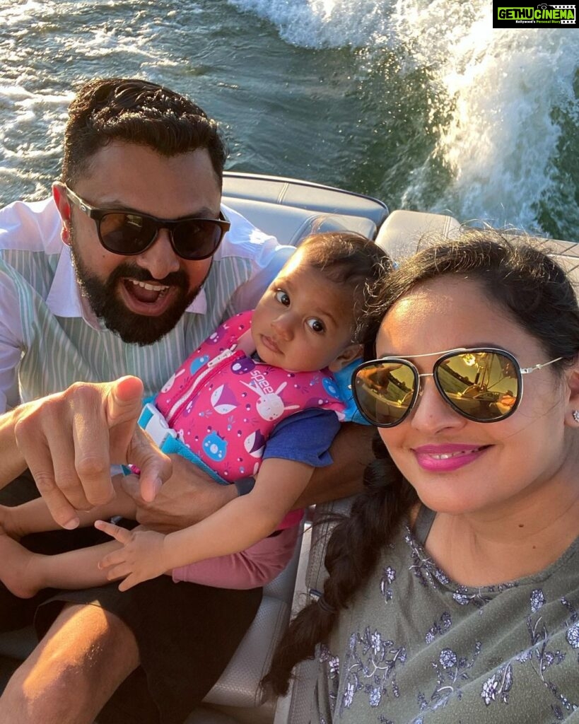 Pooja Kumar Instagram - #fbf to my little lady’s first boat ride in Austin! #daughter #america #india #love #hindi #tamil #telugu
