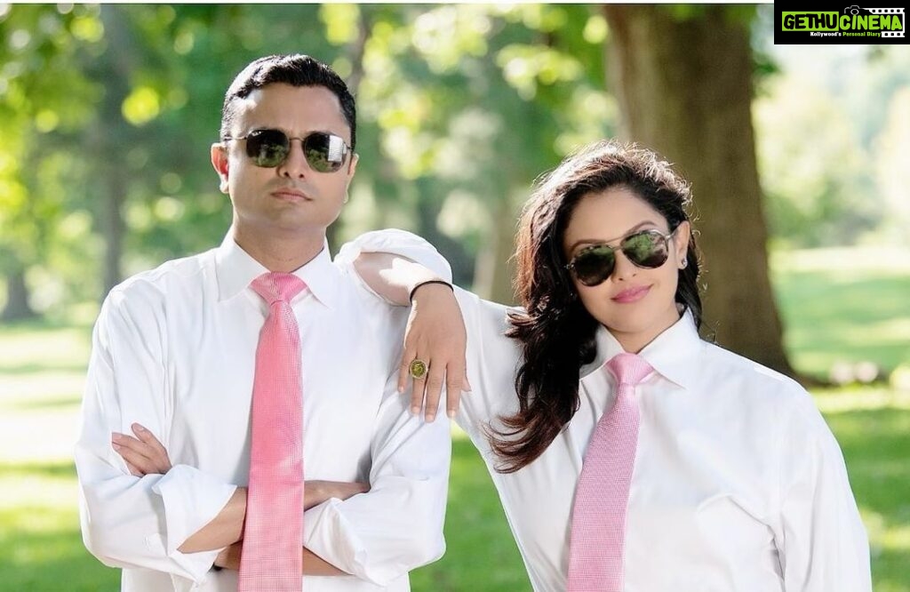 Pooja Kumar Instagram - #flashbackfriday to when my hubby and me wore pink ties and sunglasses when I was pregnant! Thanks @ryanpendletonphotography We are trying very hard to be cool. #pictures #pregnantbelly #fb #flashbackfriday @vishalrjoshi