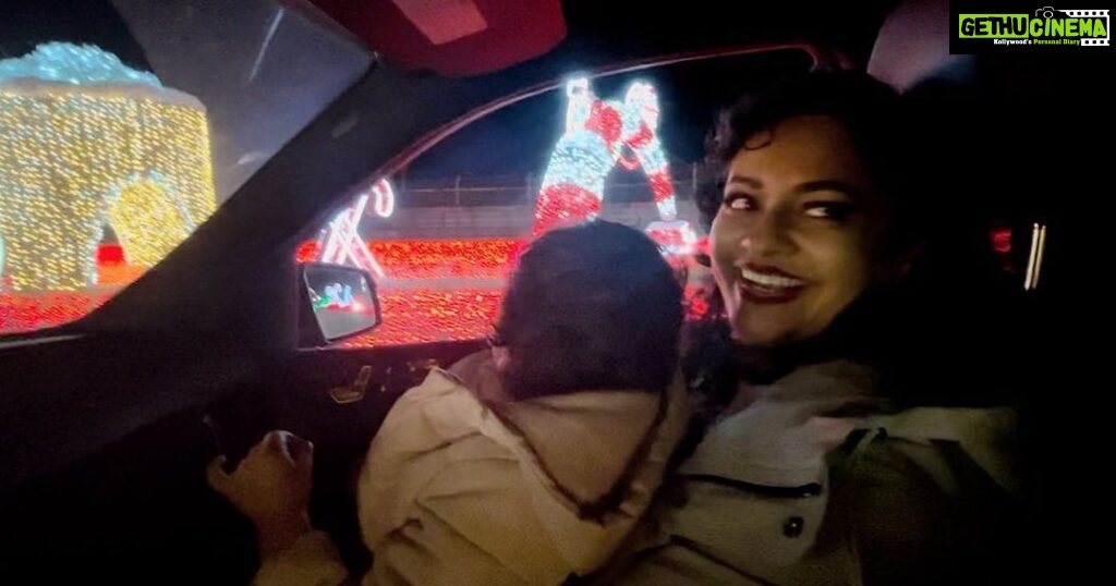 Pooja Kumar Instagram - Best way to start the holidays! Showing my little lady lots of lights and more lights and lots more lights! Let’s spread more light. ❤️ #holidays #america #india #hindi #tamil #telugu #merrychristmas