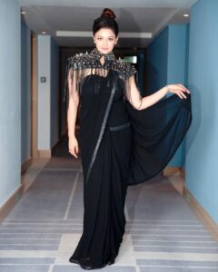 Pooja Kumar Instagram - #flashbackfriday I always look back and think that’s what brought me here today. One of my shoots on fusion - Indian sari and western metal gear. #fashion #india #america #tamil #telugu #cinema