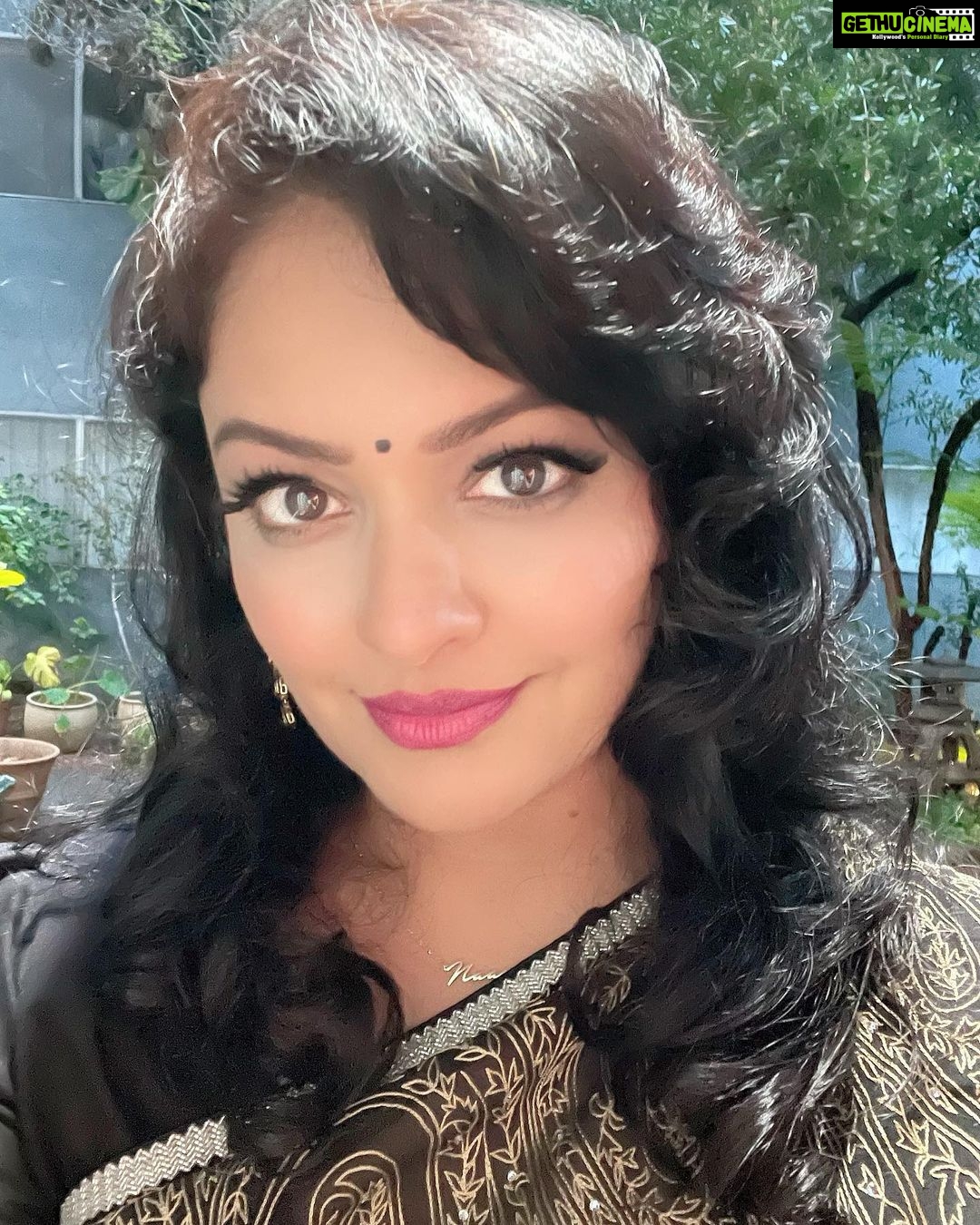 Pooja Kumar Instagram - What a weekend celebrating South Asian excellence, birthdays, and @sxsw ! Honored to be part of this fraternity that keeps on pushing the needle forward! Thanks to @anjula_acharia @agame.pr @sakshisanaya for this spectacular pic! Love you guys! #women #oscars #southasian Style- @silkthreads_official