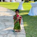 Pooja Kumar Instagram – #throwbackthursday Trying to make my little lady like saris too!! #saris #india #hindi #tamil #telugu #daughters #hawaii #kona
