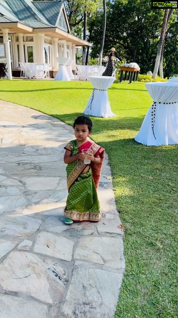Pooja Kumar Instagram - #throwbackthursday Trying to make my little lady like saris too!! #saris #india #hindi #tamil #telugu #daughters #hawaii #kona
