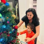 Pooja Kumar Instagram – #christmastree is up! Had a tiring time putting it up as my little lady wanted to put each and every ornament up! Thank gosh for her daddy! #christmas #decor #green #red #india #america #tamil #telugu