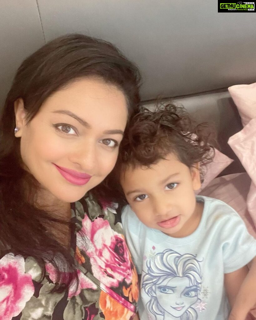 Pooja Kumar Instagram - #tbt I wish I could freeze this moment as I know my little lady is growing so fast! My life #daughters #family #india #america #tamil #telugu #hindi