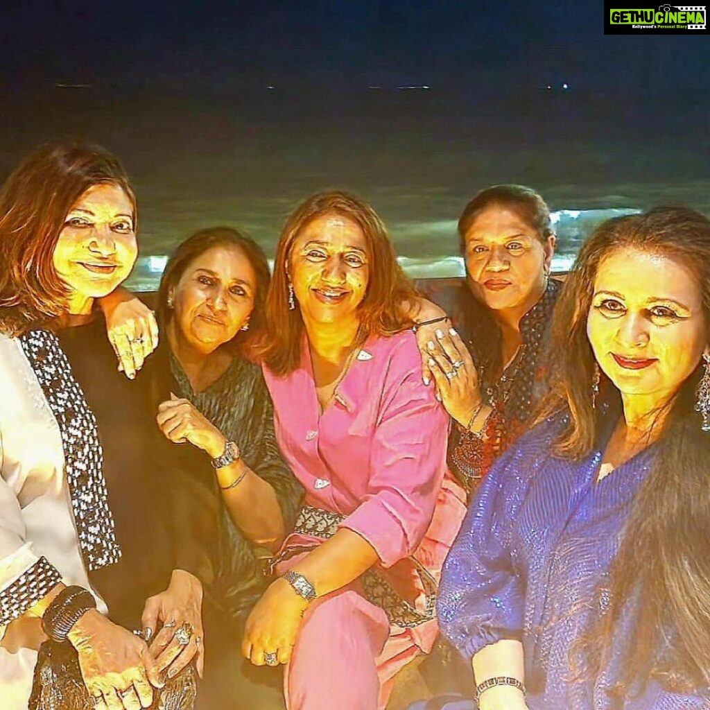Poonam Dhillon Instagram - Thanks Dearest Alka @therealalkayagnik for such a lovely evening !! So good to meet So many friends .. specially from Music world .. whom had not met in so long . Ur Warmth, love & Friendship was evident everywhere !!! Ur dear brother @samiry19 looked after all so warmly too!! love ❤️ Love ❤️ & More Love ❤️
