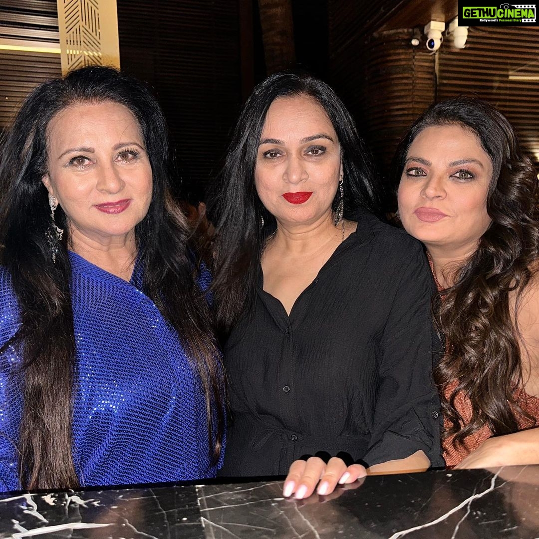 Poonam Dhillon Instagram - Thanks Dearest Alka @therealalkayagnik for such a lovely evening !! So good to meet So many friends .. specially from Music world .. whom had not met in so long . Ur Warmth, love & Friendship was evident everywhere !!! Ur dear brother @samiry19 looked after all so warmly too!! love ❤️ Love ❤️ & More Love ❤️